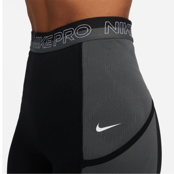 Nike Pro DriFit High Waisted 7/8 training leggings with pockets. (NWT) - Picture 2 of 12